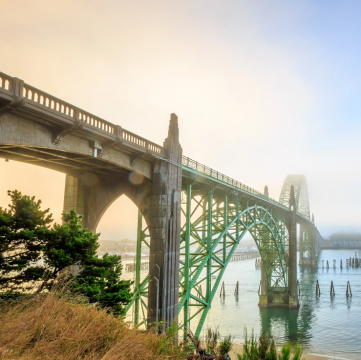 Waves Hotel - Yaquina Bay Bridge 